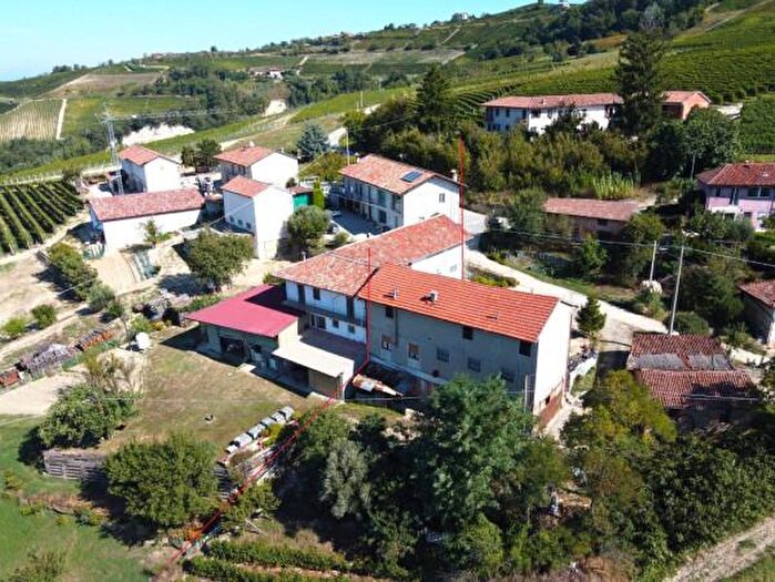 Casa con 6 locali in vendita in Via Meruzzano, Treiso