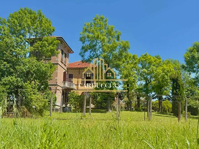 Casa con 9 locali in vendita in Tortona