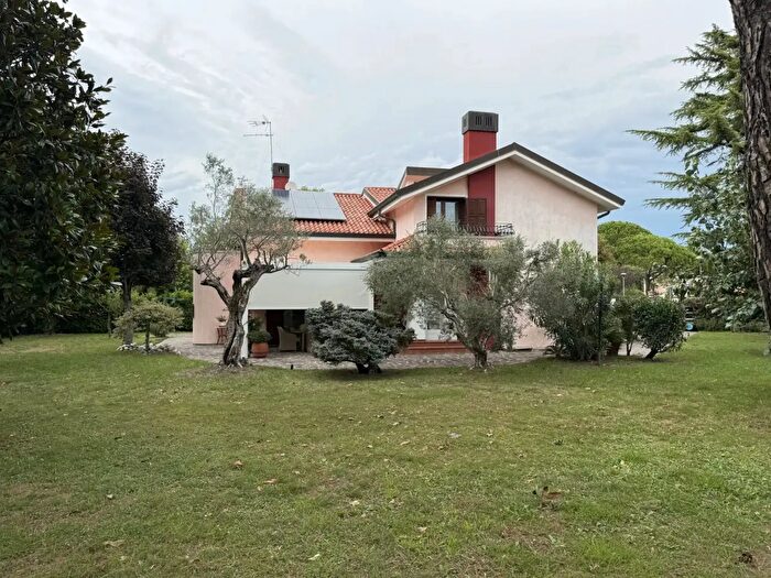 Casa con 10 locali in vendita in Largo Verona, Caorle