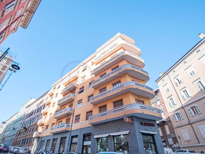 Appartamento trilocale in affitto in Via Donato Bramante, Città Vecchia, Trieste