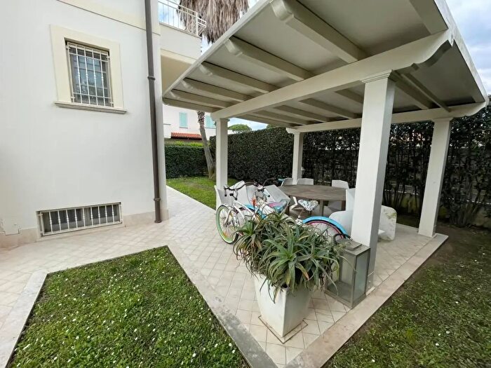 Casa con 5 locali in vendita in Montignoso