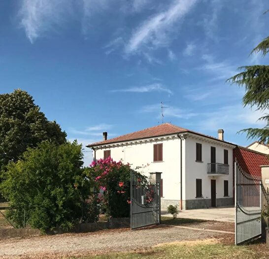 Casa con 6 locali in vendita in Frazione San Maurizio Via Castello, Conzano