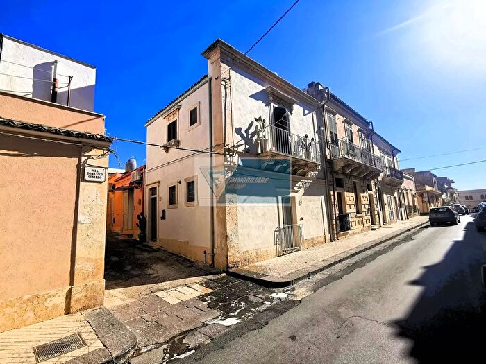 Casa con 6 locali in affitto in Noto