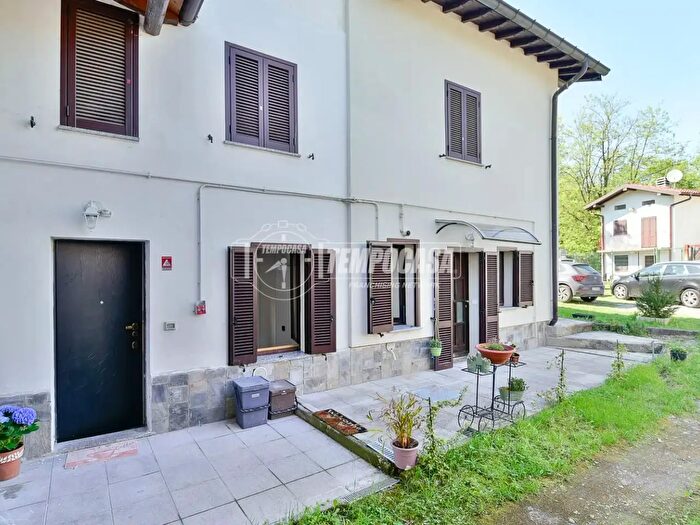 Appartamento trilocale in vendita in Via Casnate Navedano, Senna Comasco