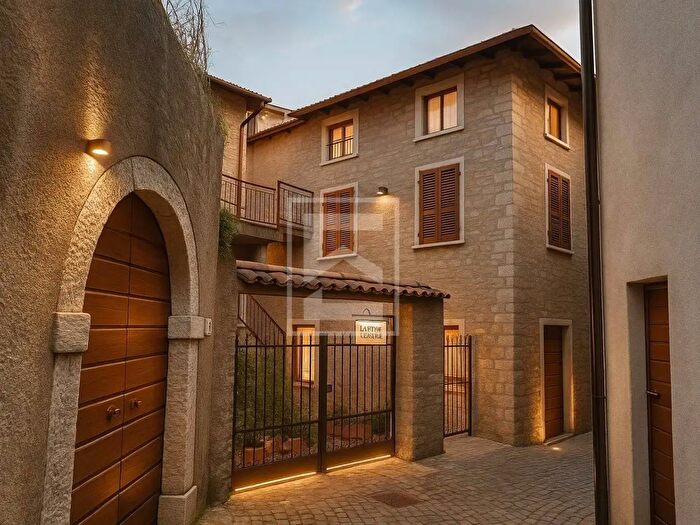 Casa con 15 locali in vendita in Vicolo Cortili, Gargnano