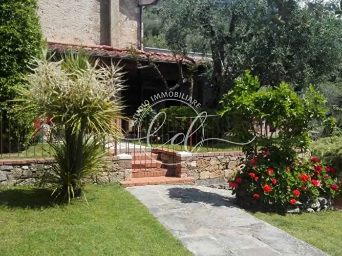 Casa quadrilocale in affitto in Pietrasanta