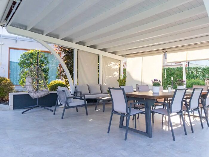 Casa con 7 locali in vendita in Caneva