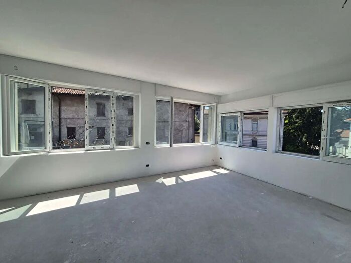 Appartamento trilocale in vendita in Via Zezio, Como