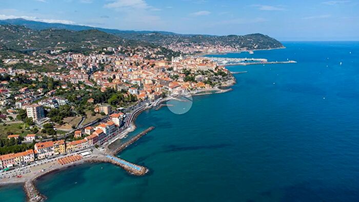 Appartamento trilocale in vendita in Via Canova, Imperia