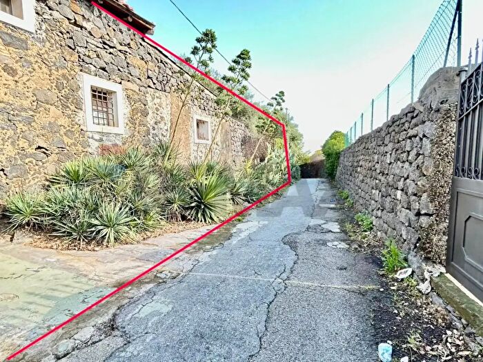 Casa con 8 locali in vendita in Via Brinzio, Acireale