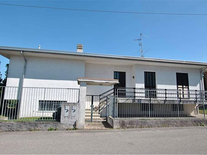 Appartamento trilocale in affitto in Via Parini, Renate