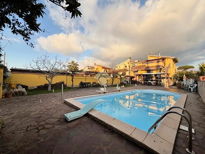 Casa con 8 locali in vendita in Via Oglio, Ardea