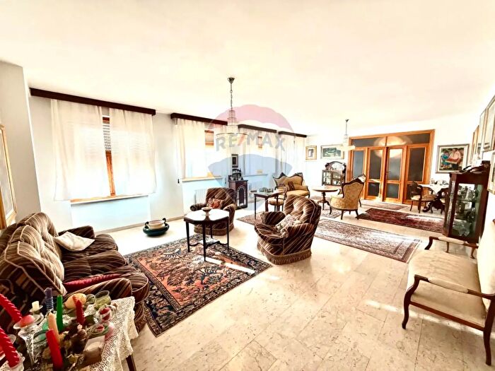 Appartamento con 10 locali in vendita in Viale Umberto, Sassari