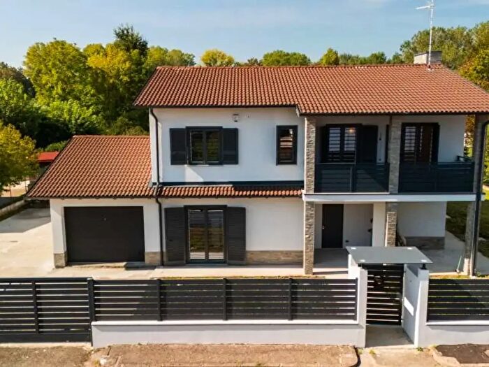 Casa con 5 locali in vendita in Travaco' Siccomario