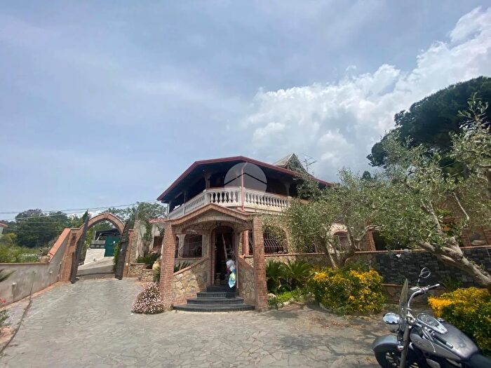 Casa con 6 locali in vendita in Traversa Garzilli, Torre Del Greco