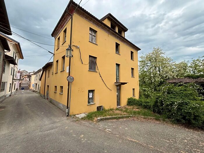Casa con 9 locali in vendita in Cassano Spinola
