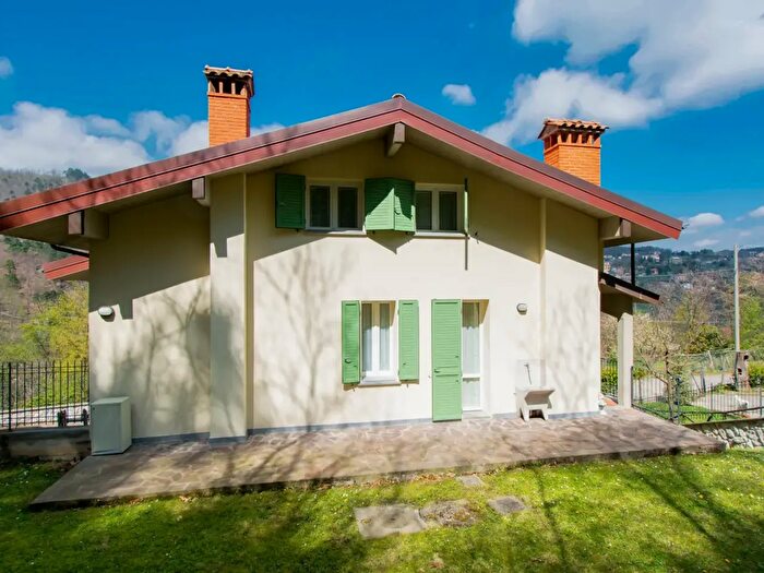 Casa con 6 locali in vendita in Piazza della Chiesa, Cantagallo