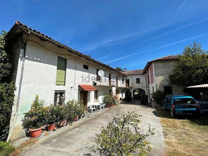 Casa con 20 locali in vendita in Santo Stefano Belbo