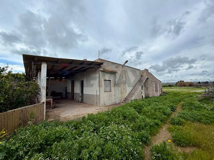 Casa con 6 locali in vendita in Via Chiasuzza, Ispica