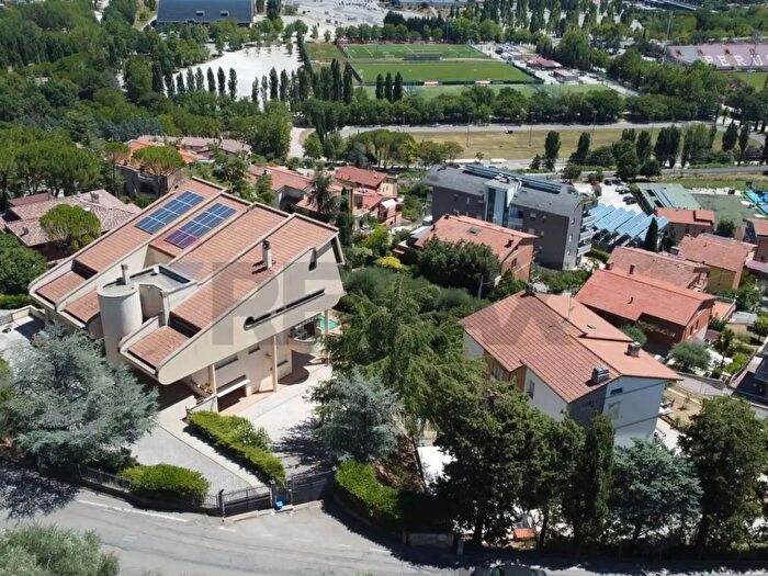 Casa con 7 locali in vendita in Via del Tempo Libero, Perugia