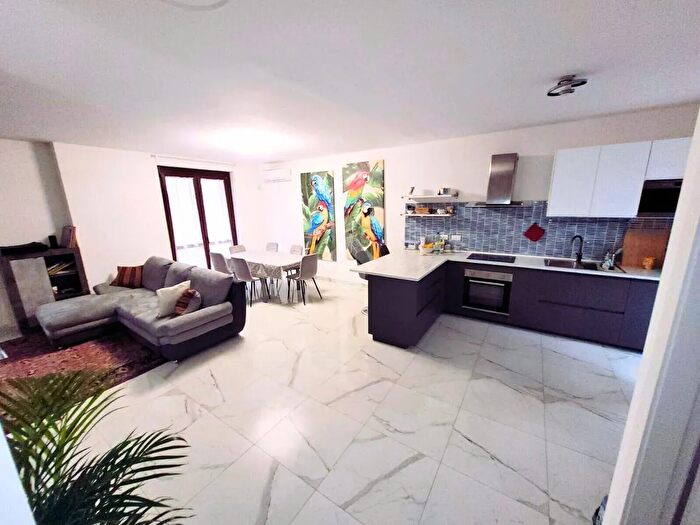 Casa quadrilocale in vendita in Via U Foscolo, Pantigliate