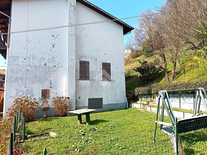 Casa con 5 locali in vendita in Via Mino, Camandona