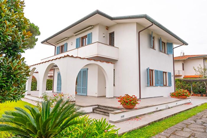 Casa con 13 locali in vendita in Forte Dei Marmi