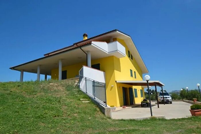 Casa con 8 locali in vendita in Offida