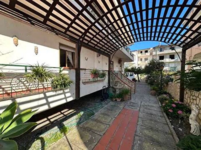Casa con 6 locali in affitto in Strada Statale Jonica No Number, San Carlo Condofuri Marina, Condofuri
