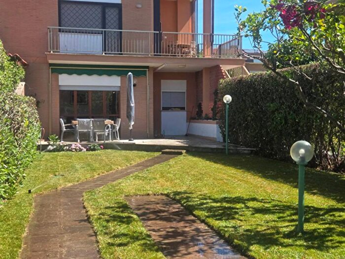 Casa trilocale in affitto in Via Cesenatico, Fregene, Fiumicino