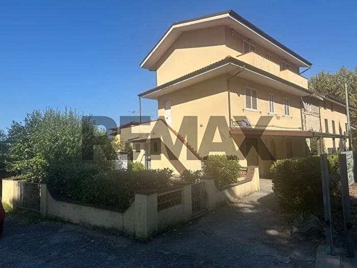 Casa con 10 locali in vendita in Via Sarzanese Sud, Massarosa