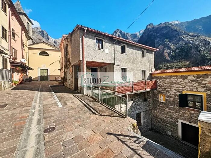 Casa con 7 locali in vendita in Frazione Resceto, Massa