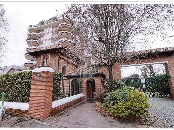 Appartamento con 6 locali in affitto in Via Ippodromo, Gallaratese, Milano