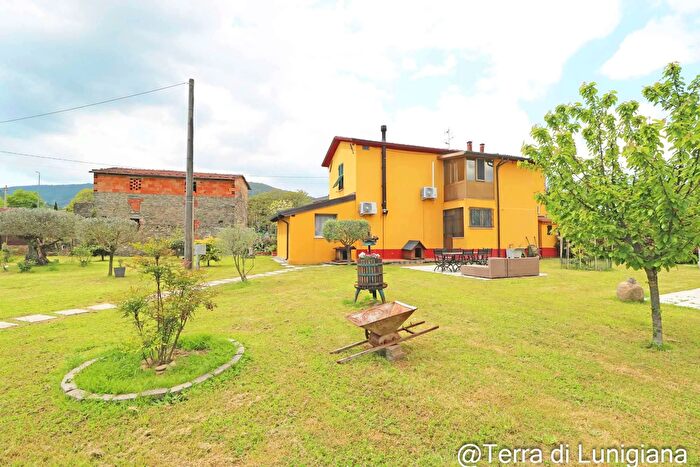 Casa con 12 locali in vendita in Via della Costituzione, Mulazzo