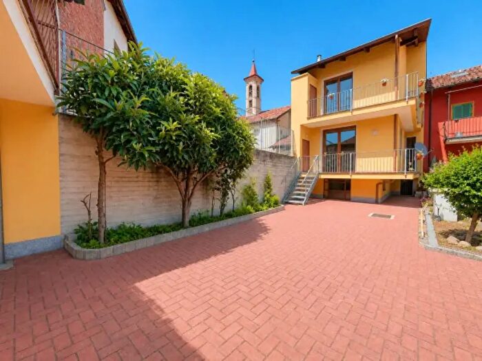 Casa con 5 locali in vendita in Via Salerio, Vezza D'Alba