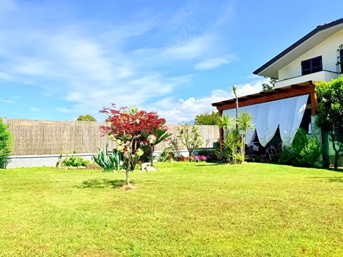 Casa con 5 locali in vendita in Massa
