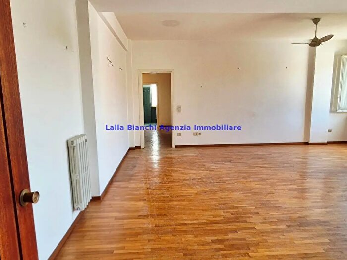 Appartamento quadrilocale in vendita in Viale Cesare Battisti, Pesaro