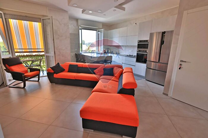 Appartamento trilocale in vendita in Via Giusti, Bollate