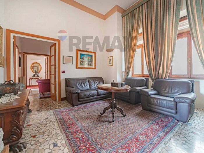 Appartamento con 8 locali in vendita in Lecce