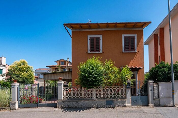 Casa con 7 locali in vendita in Campi Bisenzio