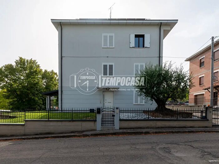 Casa con 7 locali in vendita in Castellarano