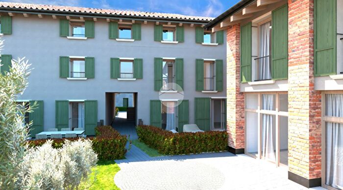 Appartamento trilocale in vendita in Via Modena, Bardolino