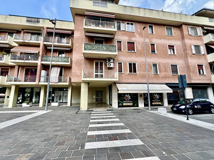 Appartamento trilocale in vendita in Piazza Costituzione, Legnago