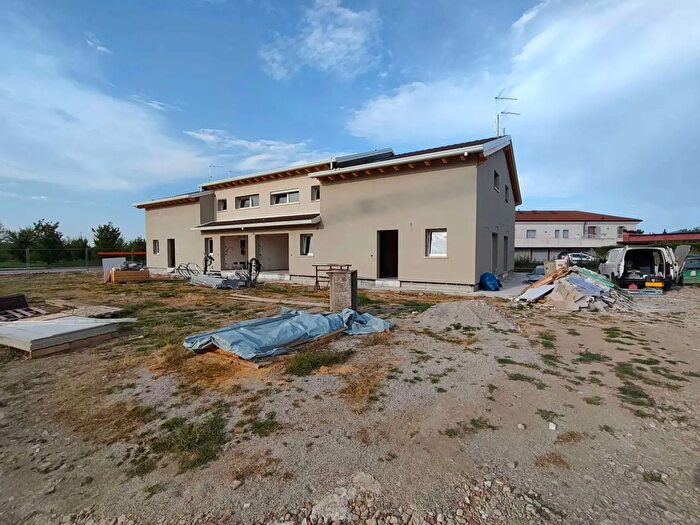 Casa con 5 locali in vendita in Due Carrare