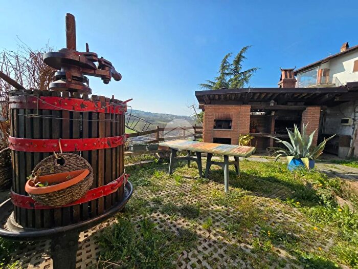 Casa con 9 locali in vendita in Via Piani, Castagnole Delle Lanze