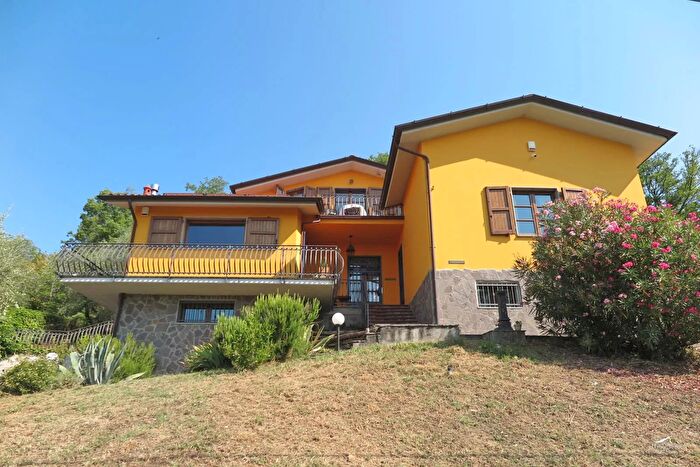Casa con 7 locali in vendita in Bagnone