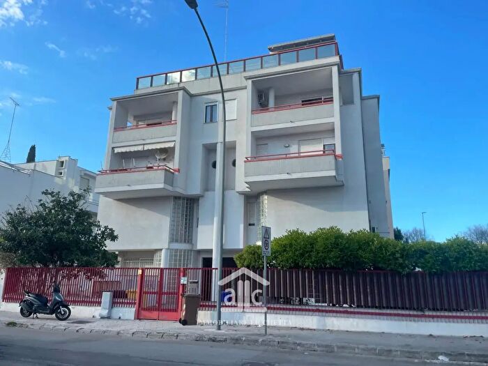 Appartamento trilocale in vendita in Via Merine, Lecce