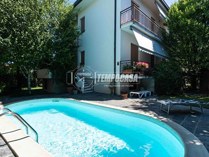 Casa quadrilocale in vendita in Via Carlo Porta, Merone