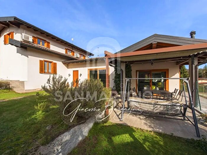 Casa con 6 locali in vendita in Via Petrarca, Travedona Monate