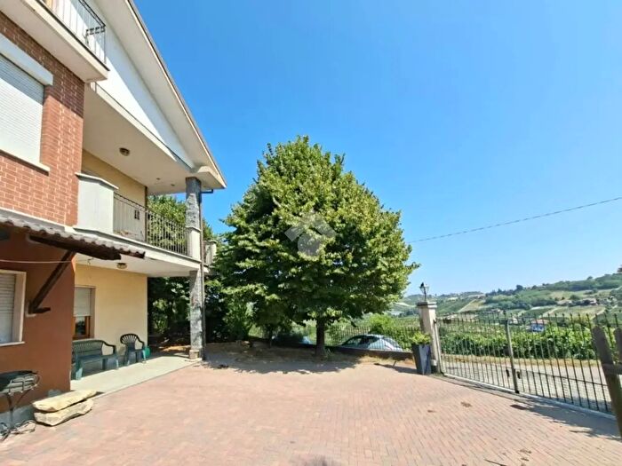 Casa con 5 locali in vendita in Strada S Martino, Castiglione Tinella